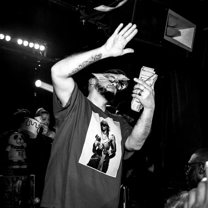 Bras levés sur le dancefloor des Bains